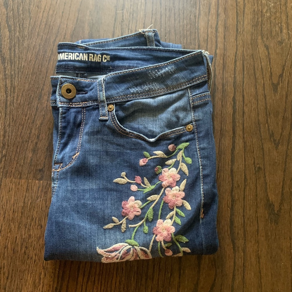 Teen/kid's ripped jeans with with floral detailing
